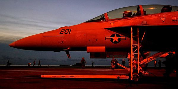 البحرية الأمريكية تمنح شركة Raytheon عقداً لتطوير نموذج أولي للحرب الإلكترونية المتقدمة.