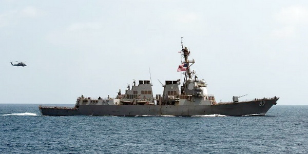 اليمن | مروحيات البحرية الأمريكية تقصف زوارق للحوثيين في البحر الأحمر .