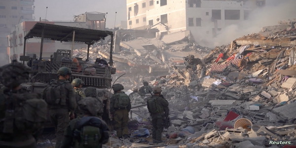 فلسطين المحتلة | تواصل إسرائيل قصفها لقطاع غزة بشكل غير مسبوق و اشتباكات ضارية مع قوات الجيش الإسرائيلي في حي الزيتون جنوب شرقي المدينة.