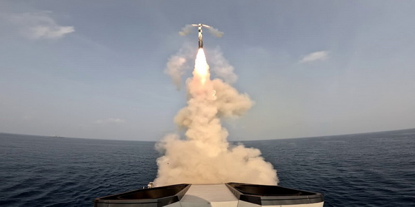 الهند | البحرية الهندية تختبر بنجاح صاروخ براهموس بمدى ممتد يبلغ 900 كيلومتر.