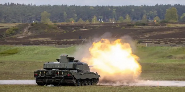 ألمانيا | تنفيذ رماية حية لدبابة القتال الرئيسية التابعة للجيش البريطاني تشالنجر 3 في شمال ألمانيا.