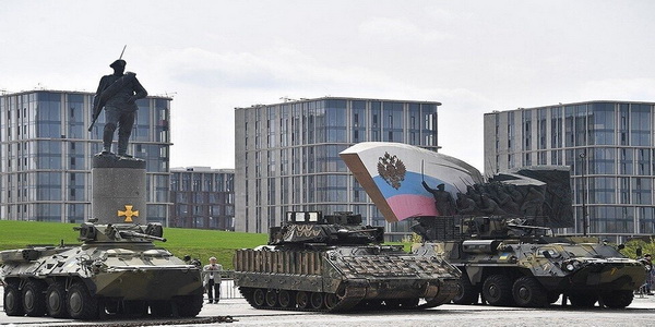 روسيا | الجيش الروسي يستعرض غنائمه من الدبابات والمعدات العسكرية الغربية  في حرب أوكرانيا بالعاصمة موسكو.