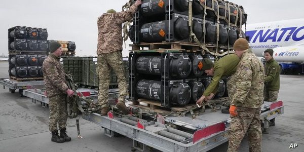 الولايات المتحدة | منح الأولوية للمساعدات العسكرية لأوكرانيا لتعزيز دفاعاتها وتأجيل إرسال الإمدادات للدول الأخرى.