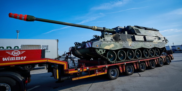 ألمانيا | شركة راينميتال Rheinmetall تنتج "عددًا مكونًا من ثلاثة أرقام" من أنظمة المدفعية المحمولة المجنزرة PzH 2000 لدولة أوروبية.