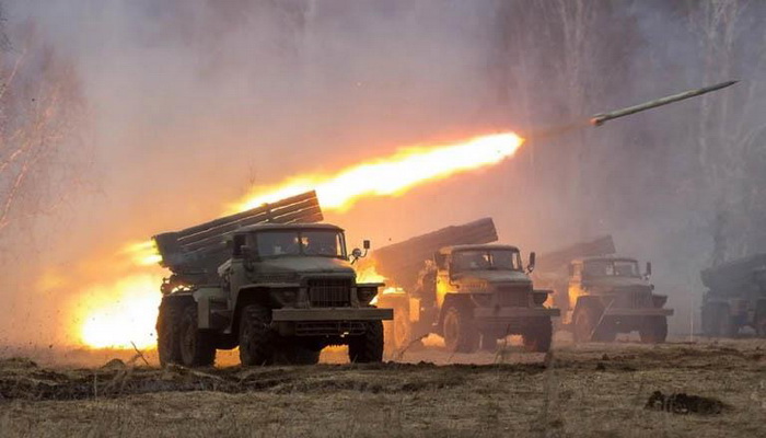 أوكرانيا | القوات الأوكرانية تستهدف وسط جمهورية دونيتسك بـ20 صاروخ غراد.