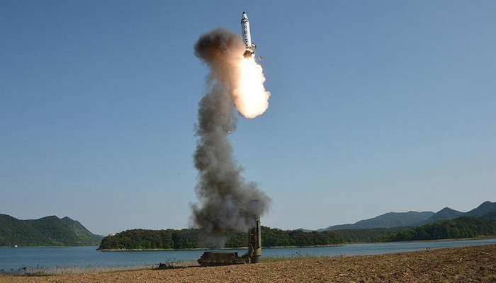 كوريا الشمالية | إختبار جديد لصاروخ باليستي فوق بحر اليابان بالتزامن مع تحليق مقاتلاتها قرب حدود جارتها الشمالية.