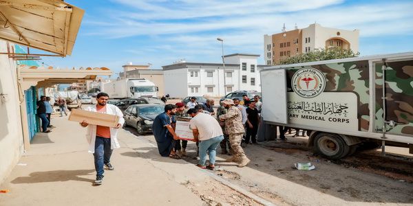 ليبيا | جهاز الطب العسكري يتسلم "المركز الصحي سالم ساسي" بالساحل الشرقي في درنة ويدير جهود الإنقاذ والدعم الطبي من داخله .
