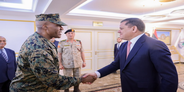 ليبيا | رئيس حكومة الوحدة الوطنية وزير الدفاع يبحث مع السفير الأمريكي وقائد الافريكوم تداعيات الأوضاع في درنة.