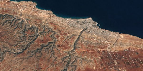 ليبيا | وكالة "ناسا" تنشر صورا فضائية تظهر حجم كارثة فيضان مدينة درنة. 