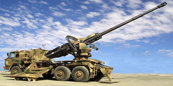 جنوب إفريقيا | مدفع الهاوتزر ذاتي الحركة T5-52 عيار 155 ملم من شركة Denel يحقق مدى تجاوز أكثر من 60 كيلومترًا.