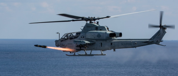 البحرية الأمريكية تختبر بنجاح أداء صاروخ جو - أرض جديد (JAGM) على متن مروحية Bell AH-1Z