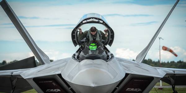 الناتو | المقاتلات الأمريكية F-22 تنضم الى مهمة الشرطة الجوية المعززة لحلف الناتو من قاعدة أماري مع طائرات يوروفايتر تايفون. 