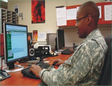 التعليم الإلكتروني وتطوير المهارات الأساسية لدى العسكريين.